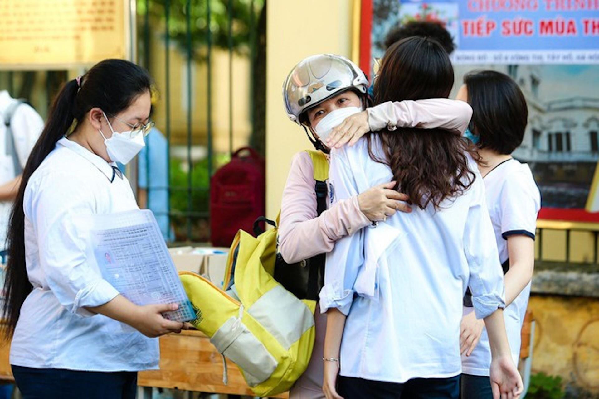 Hình ảnh ấn tượng khép lại kỳ thi lớp 10 Hà Nội với tỷ lệ chọi cao kỷ lục - 18