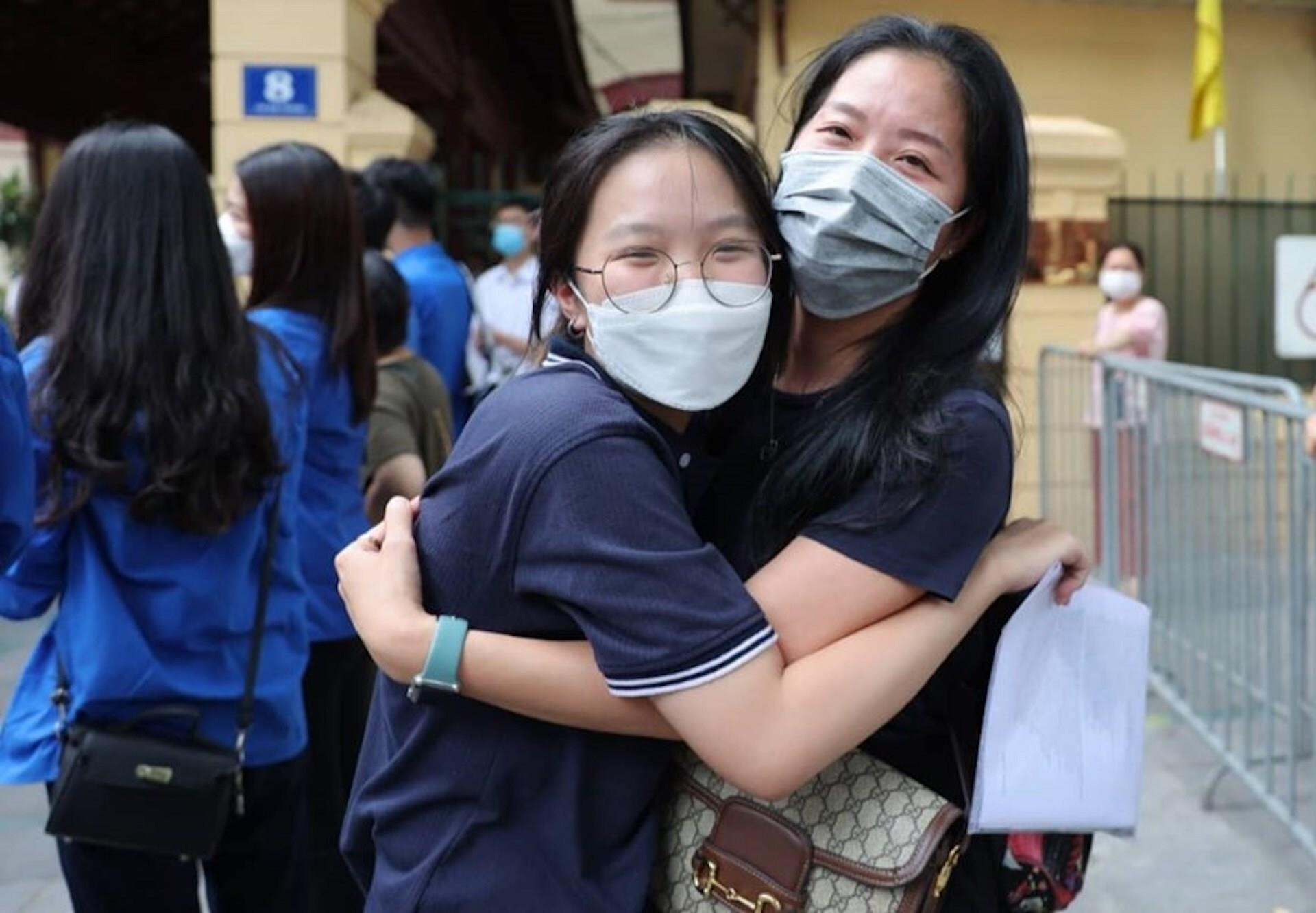 Hình ảnh ấn tượng khép lại kỳ thi lớp 10 Hà Nội với tỷ lệ chọi cao kỷ lục - 17