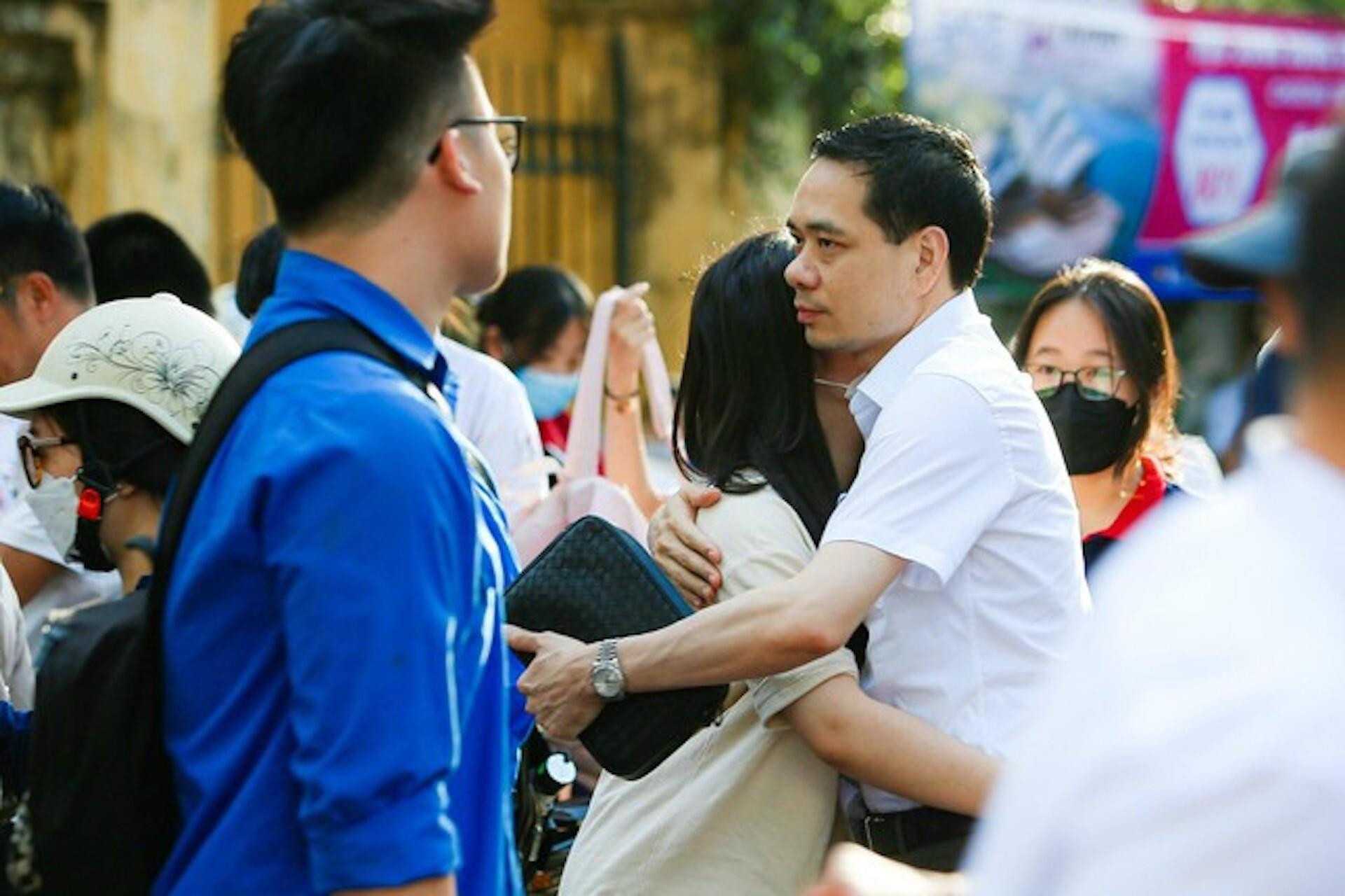 Hình ảnh ấn tượng khép lại kỳ thi lớp 10 Hà Nội với tỷ lệ chọi cao kỷ lục - 19