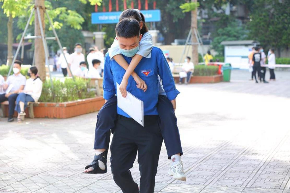 Hình ảnh ấn tượng khép lại kỳ thi lớp 10 Hà Nội với tỷ lệ chọi cao kỷ lục - 2