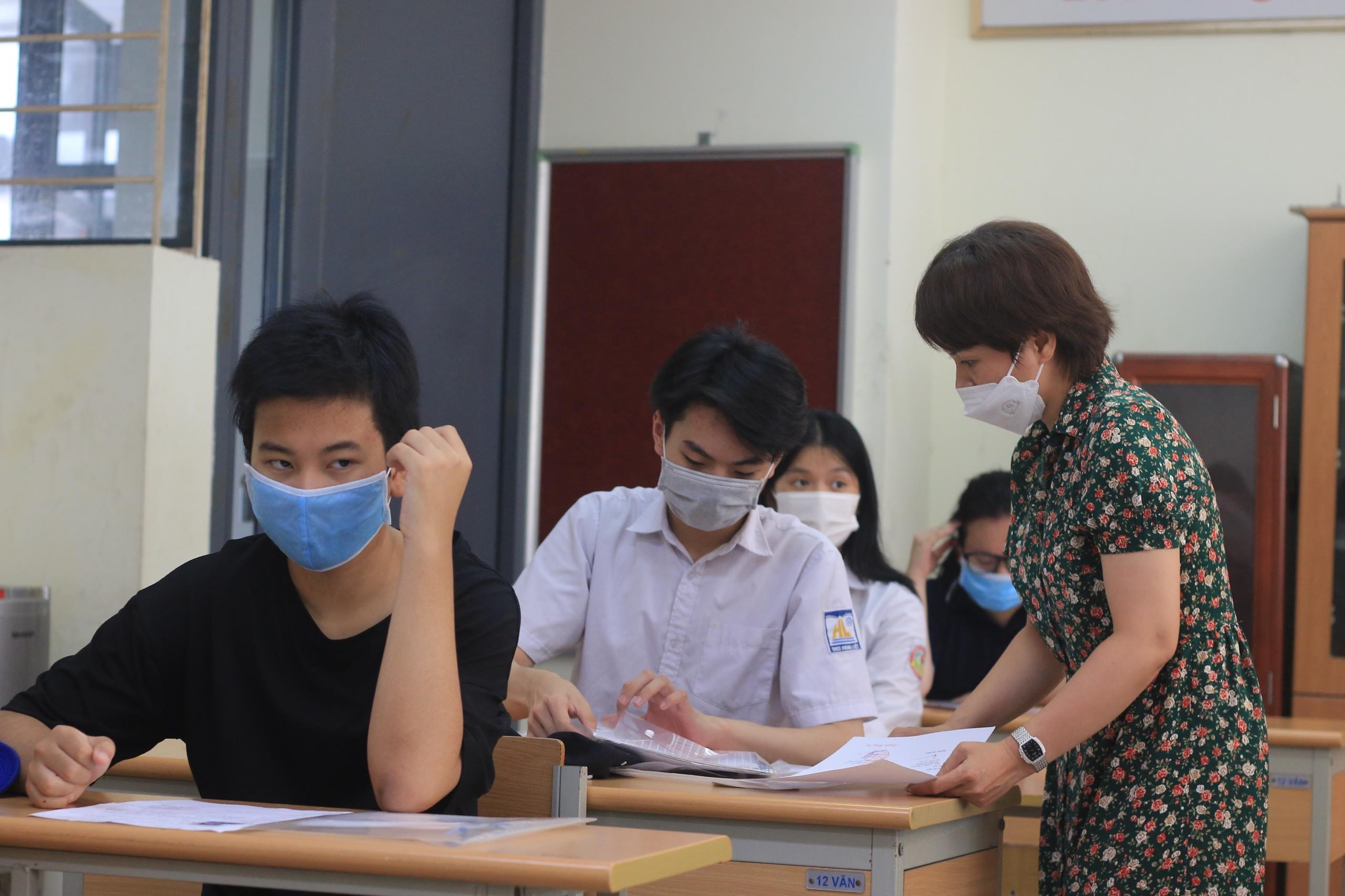 Hình ảnh ấn tượng khép lại kỳ thi lớp 10 Hà Nội với tỷ lệ chọi cao kỷ lục - 8