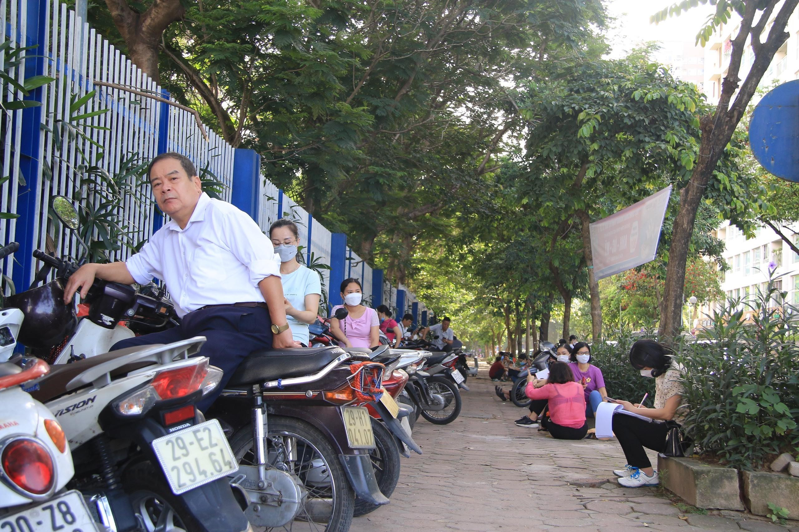 Hình ảnh ấn tượng khép lại kỳ thi lớp 10 Hà Nội với tỷ lệ chọi cao kỷ lục - 15