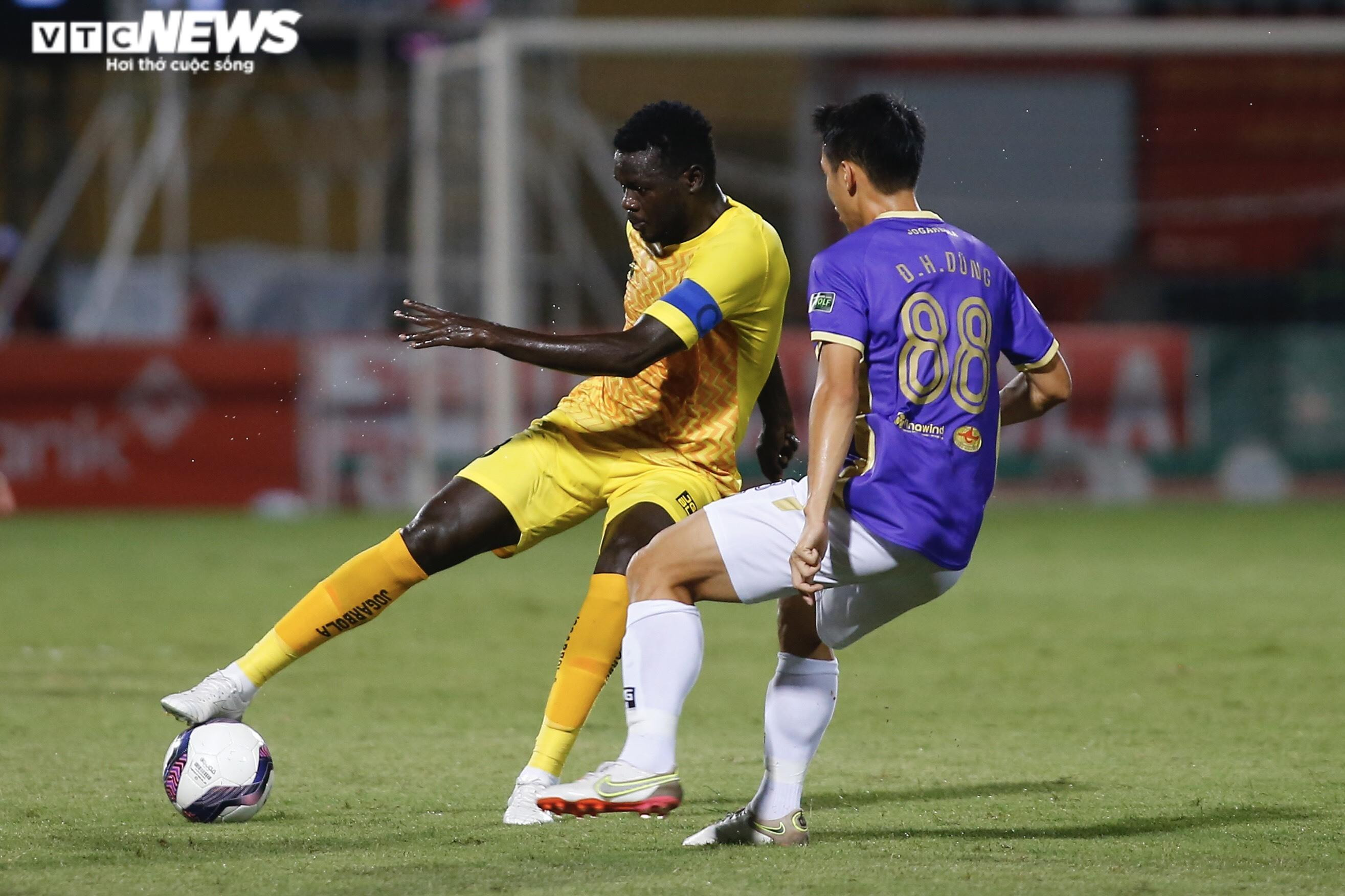 Hải Phòng cầm bóng nhiều hơn, nhưng đang để đối thủ dẫn trước 1 bàn. (Ảnh: Ngọc Anh)