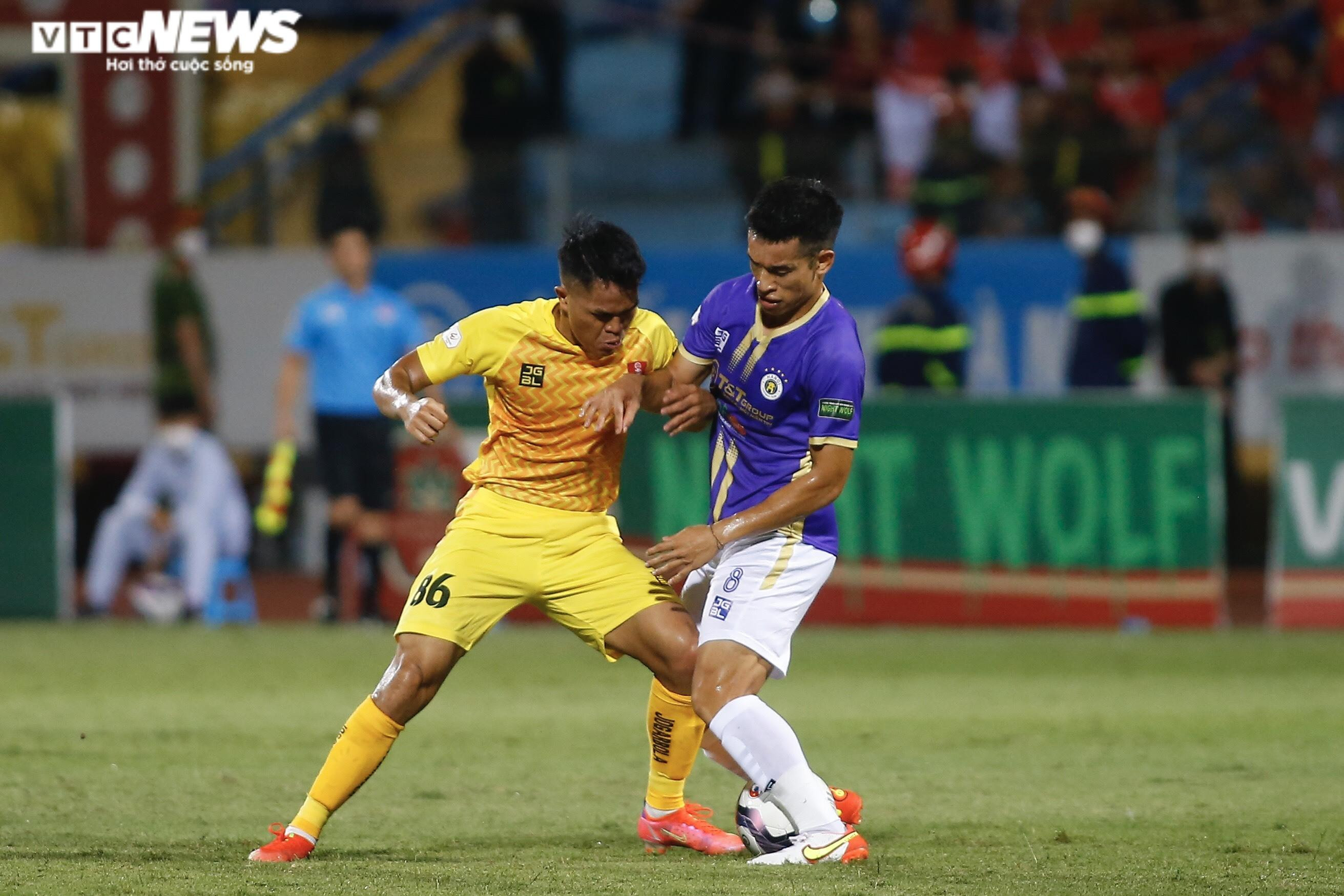 Hải Phòng (áo vàng) chơi chủ động. (Ảnh: Ngọc Anh)