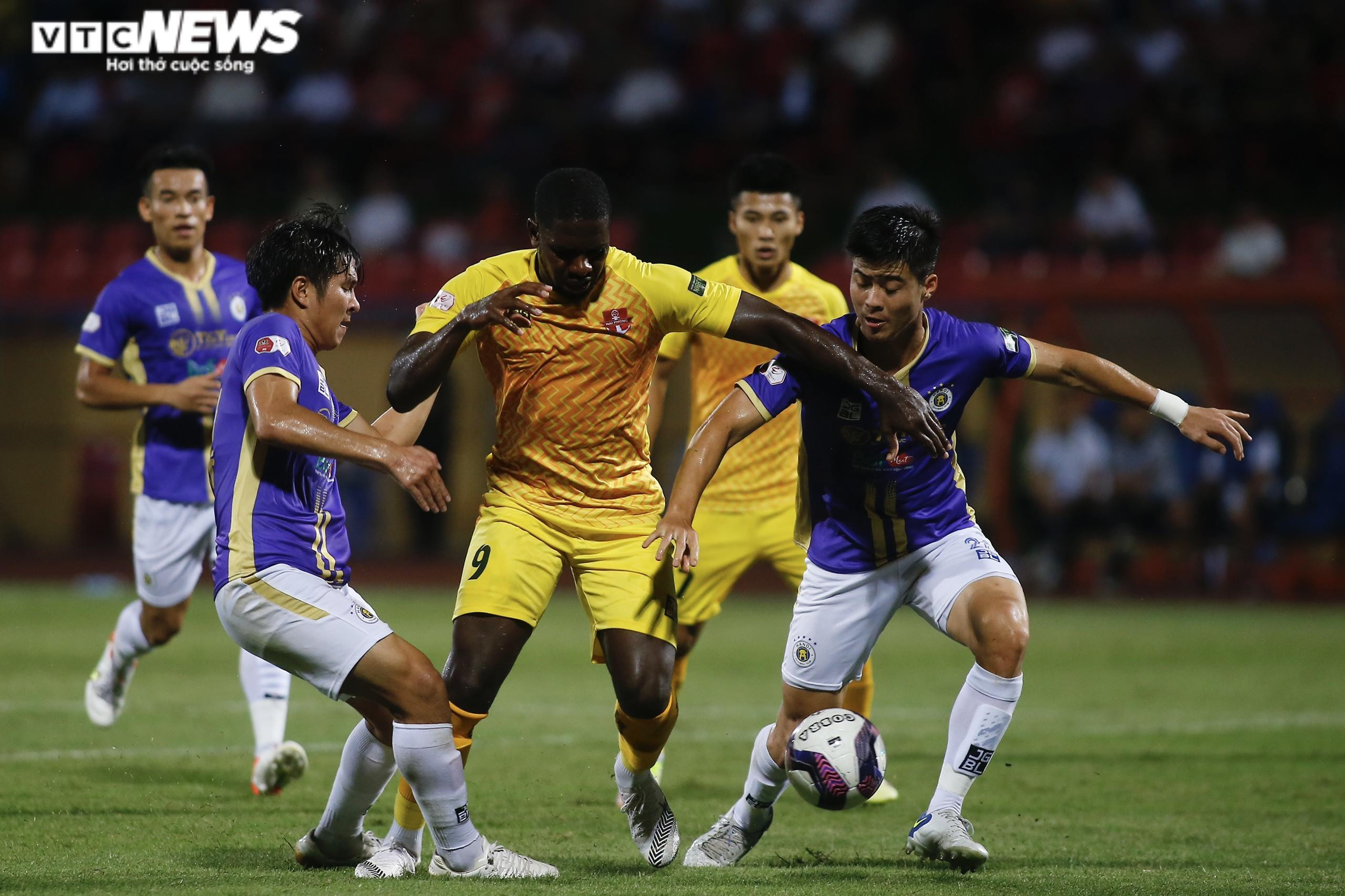 Hai đội đang chơi quyết liệt. (Ảnh: Ngọc Anh)