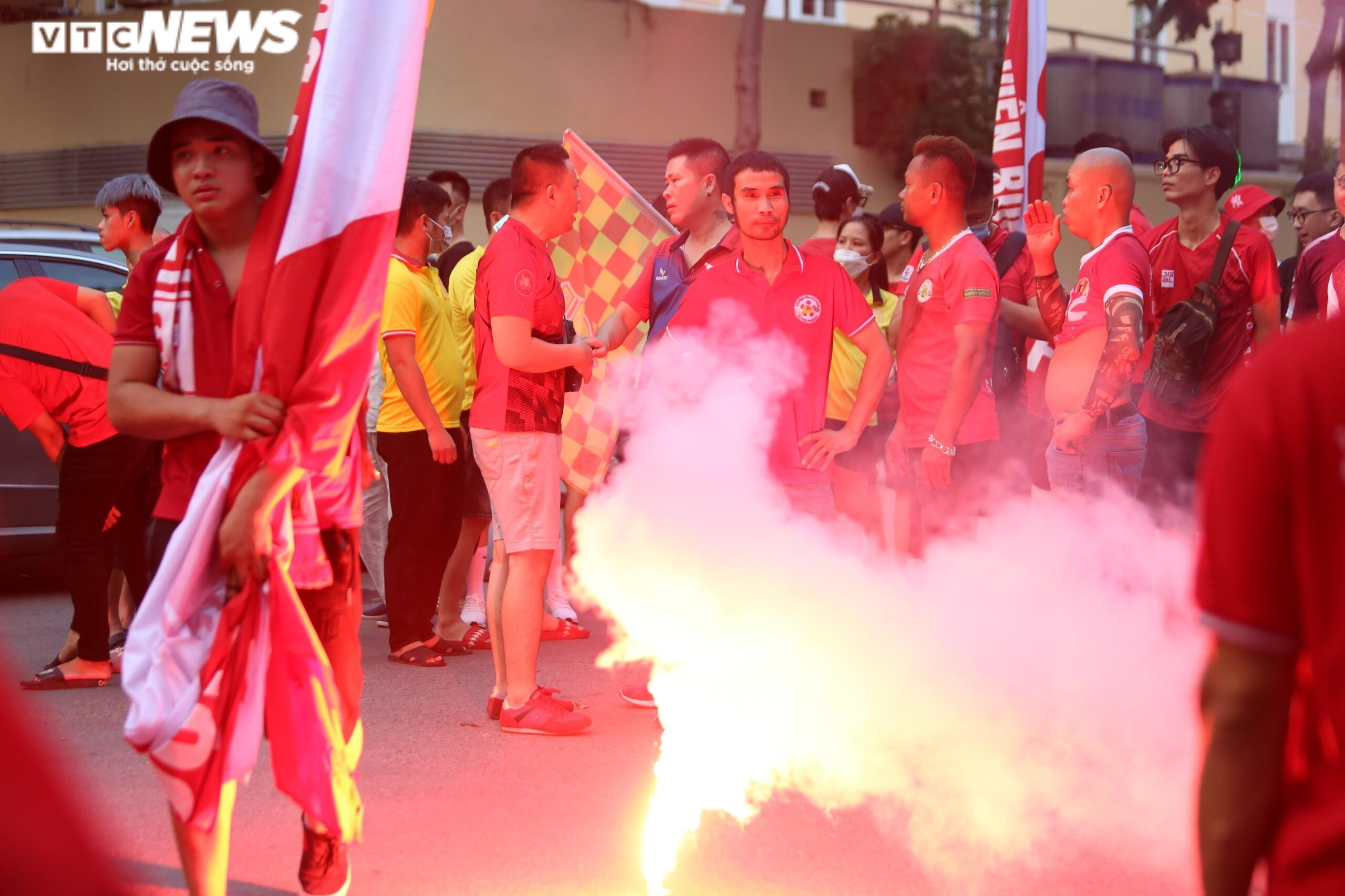 "Đặc sản" pháo sáng được CĐV Hải Phòng sử dụng trước cuộc so tài với Hà Nội FC. (Ảnh: Thành Đỗ)