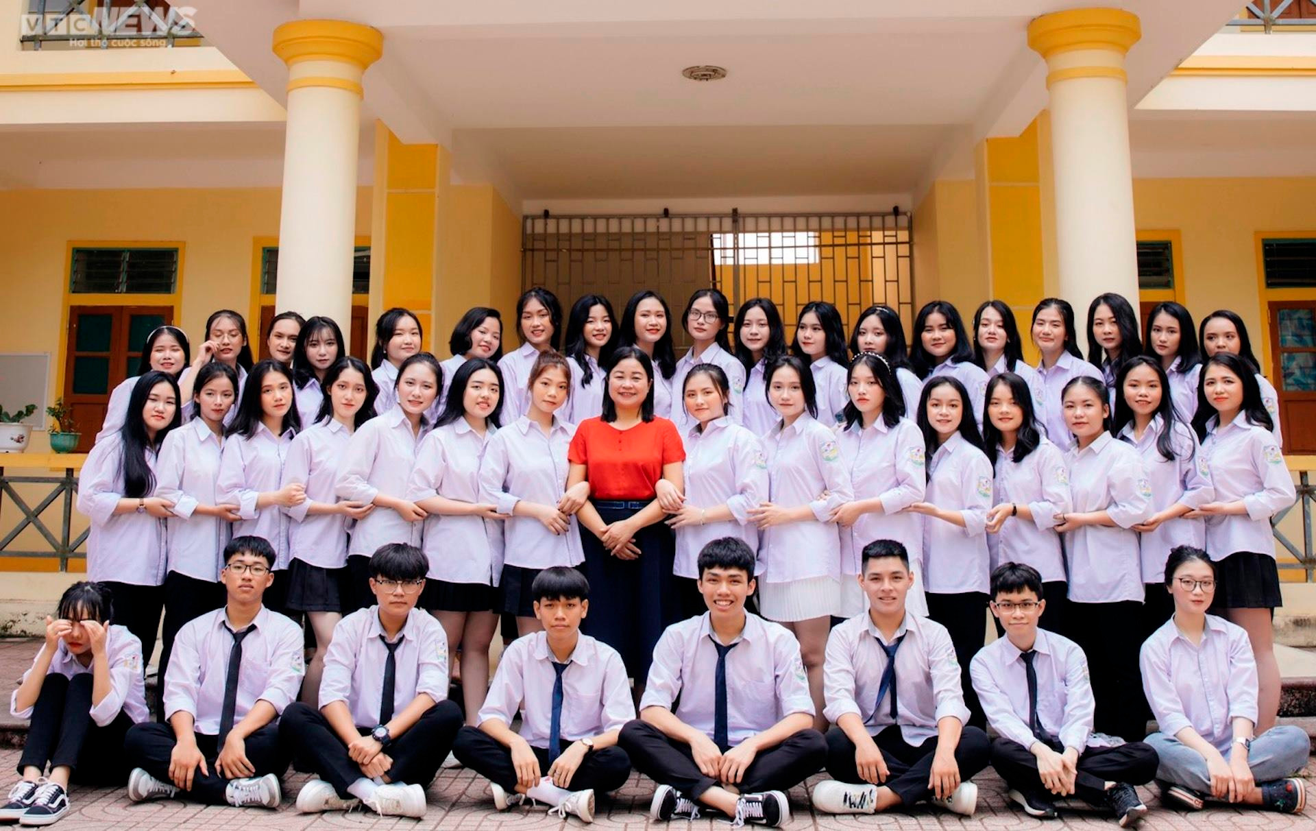 40 học sinh trong cùng một lớp đạt điểm 9 môn Văn trở lên - 1