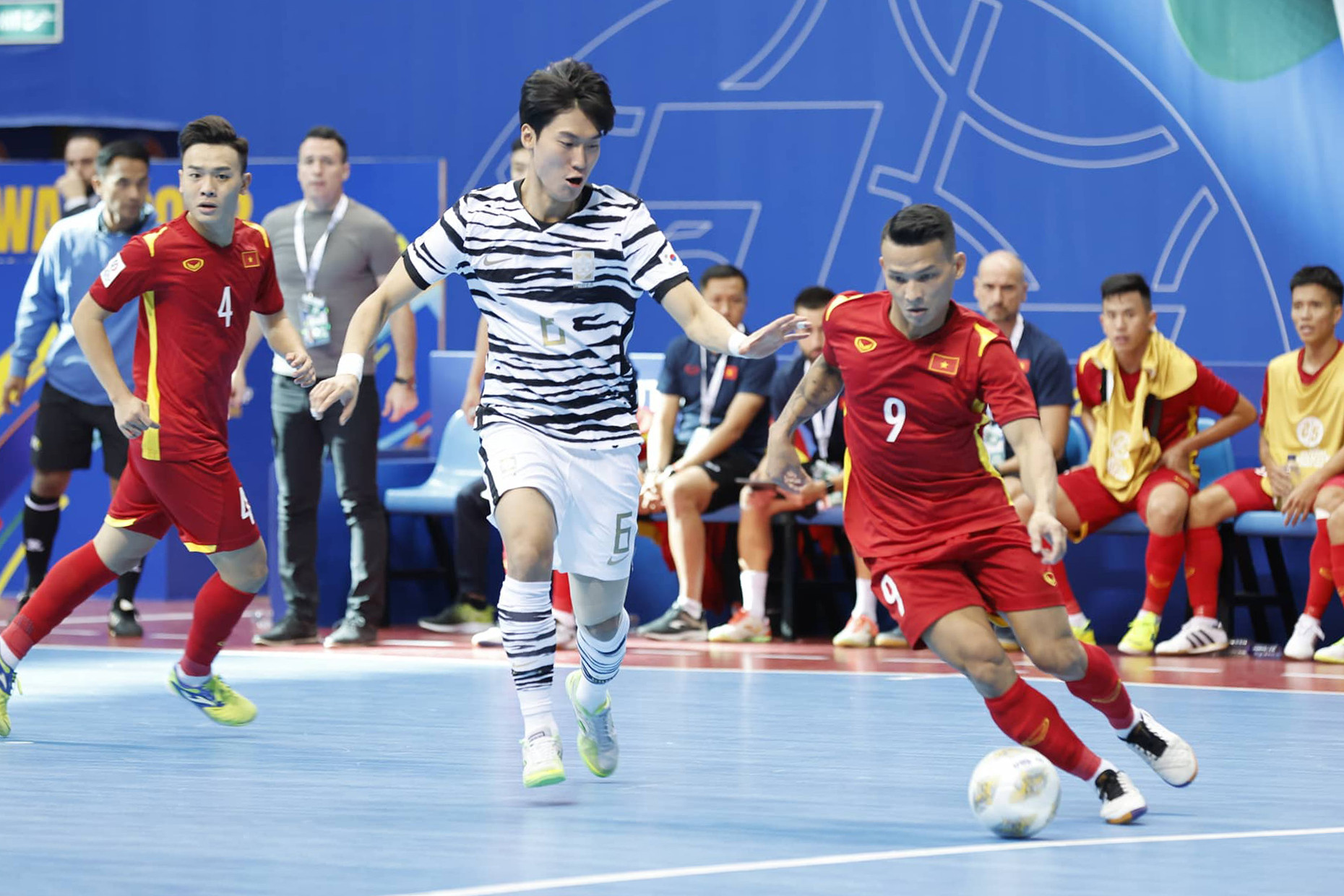 Đội tuyển futsal Việt Nam hướng tới tấm vé vào tứ kết.