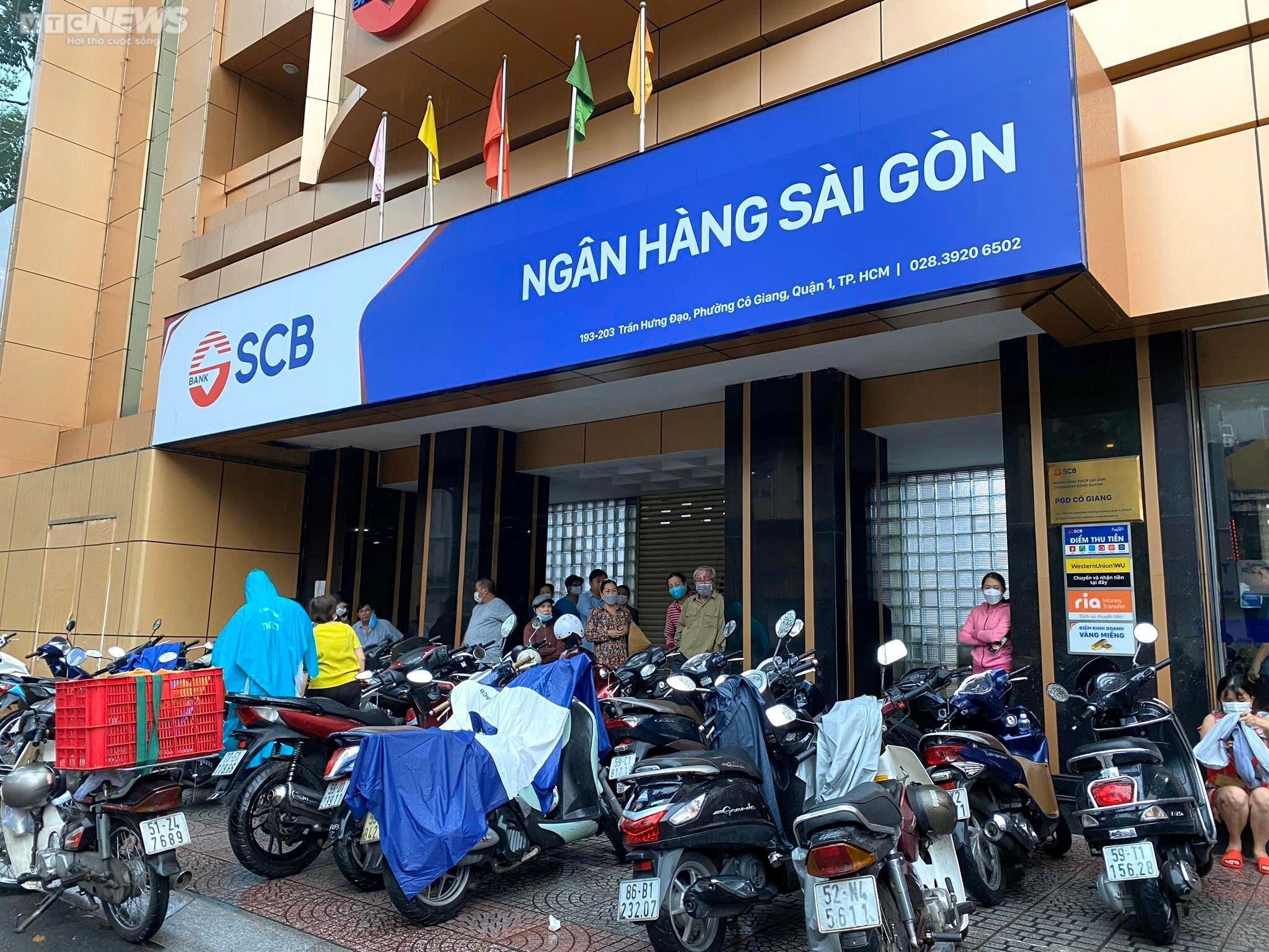 Người dân ùn ùn kéo đến các chi nhánh Ngân hàng SCB rút tiền sau khi biết thông tin cơ quan điều khởi tố vụ án Vạn Thịnh Phát.
