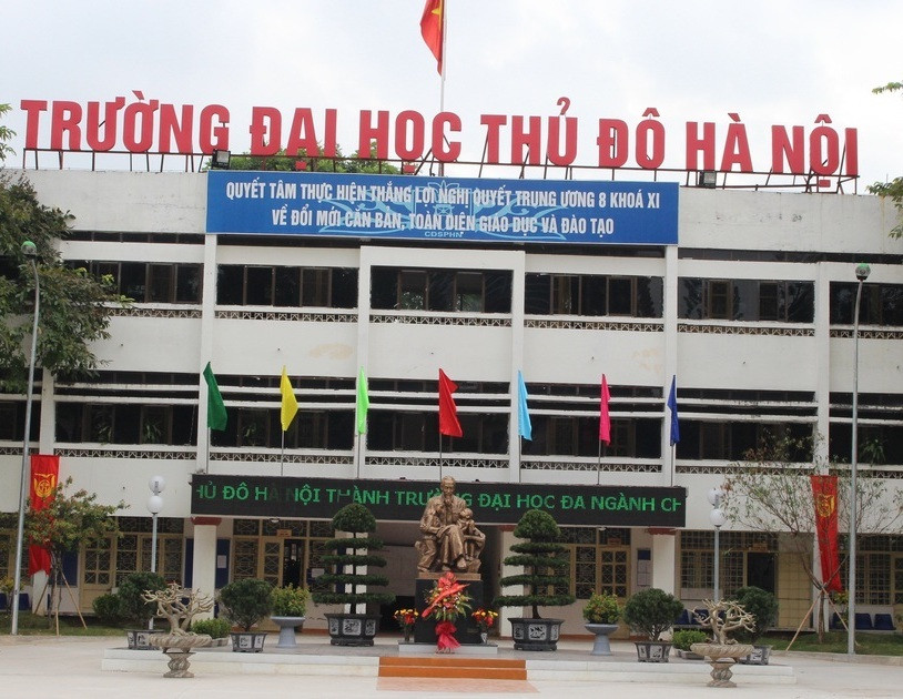 Đại học Thủ đô Hà Nội khiển trách giảng viên 'cầm tay và ôm nữ sinh' - 1