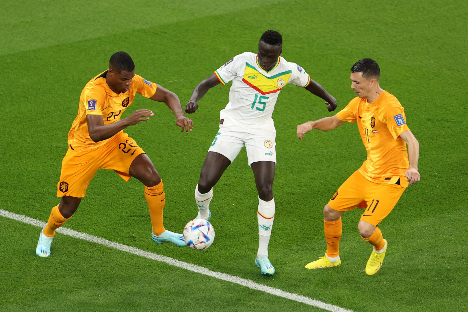 Senegal (áo trắng) nhập cuộc đầy hứng khởi trước Hà Lan.