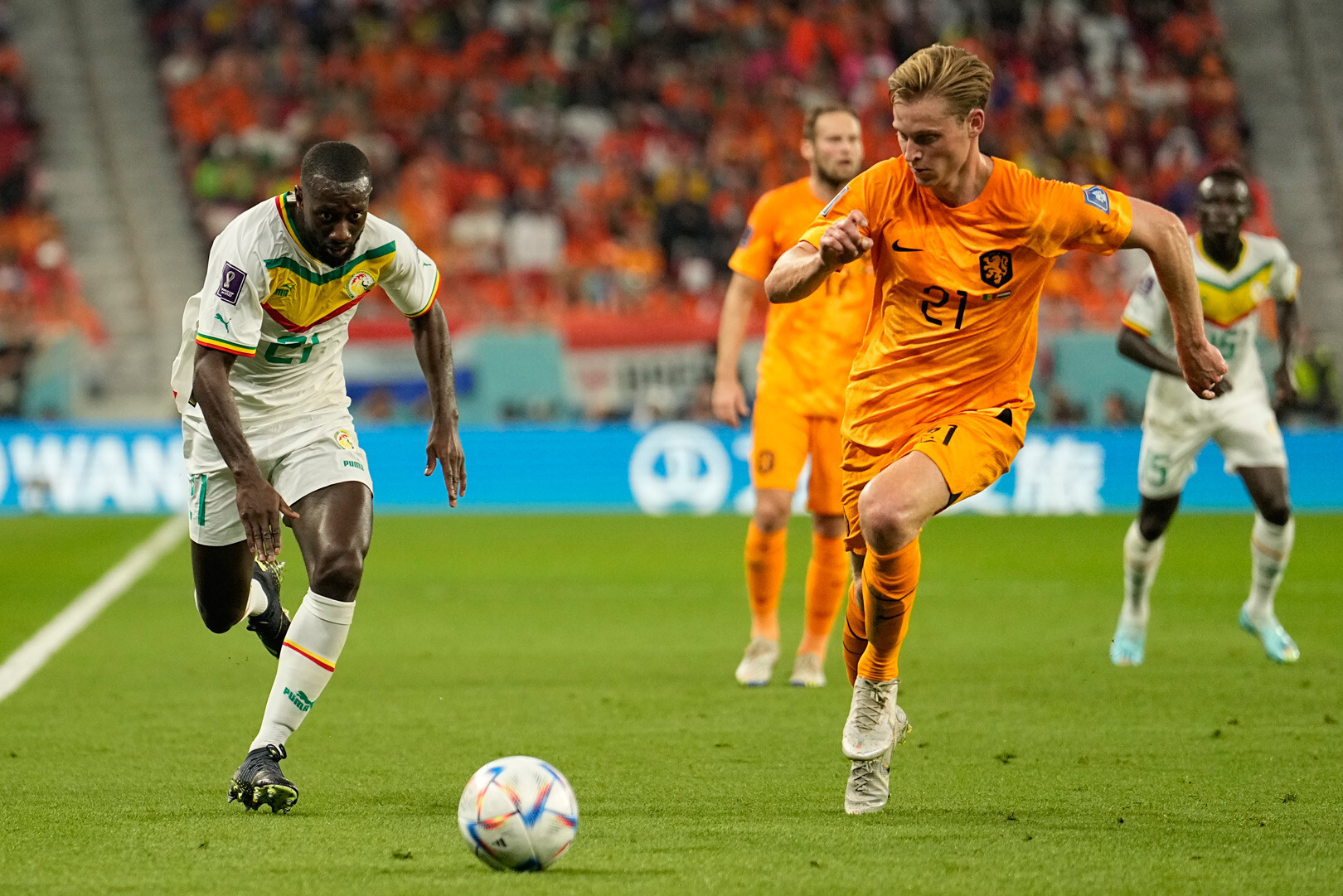 Hà Lan bắt đầu để lộ khoảng trống ở hàng thủ.