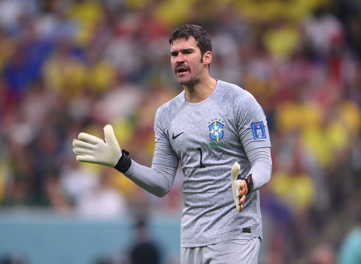 1. Alisson (Brazil, Liverpool): Người gác đền 31 tuổi từng là thủ môn đắt giá nhất thế giới. Phong độ của anh có thời điểm suy giảm và sai lầm xuất hiện nhiều, do ảnh hưởng của chấn thương và vấn đề cá nhân ngoài sân cỏ. Dù vậy, thủ môn của Liverpool nhanh chóng lấy lại cảm giác chơi bóng và đang trải qua mùa giải ấn tượng.