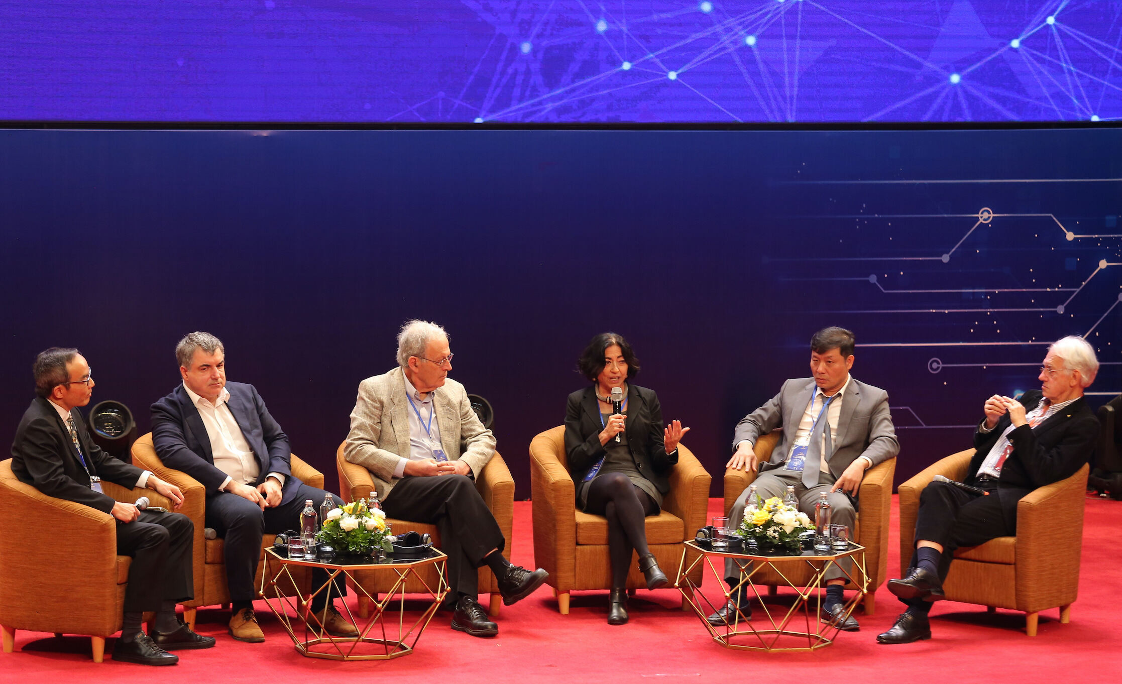 Chủ nhân giải Nobel Vật lý: Tri thức, trí tuệ là tài nguyên của mỗi quốc gia - 2