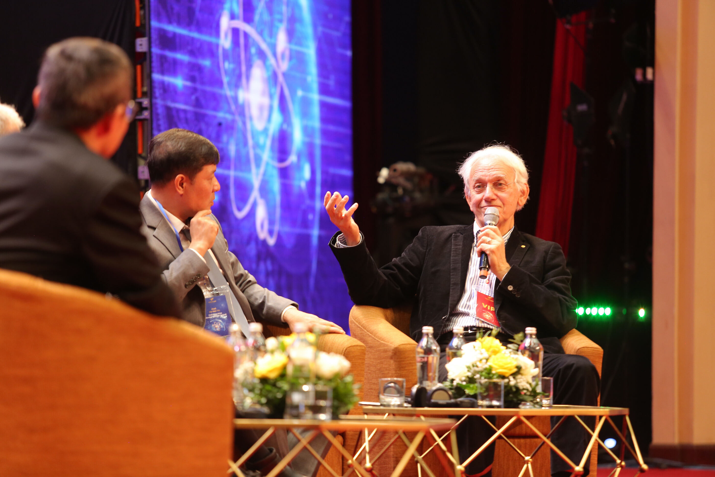 Chủ nhân giải Nobel Vật lý: Tri thức, trí tuệ là tài nguyên của mỗi quốc gia - 1