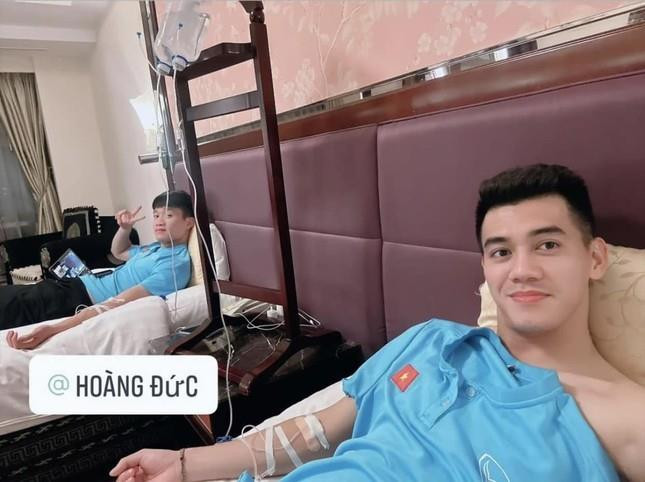 Tiền đạo số 1 của tuyển Việt Nam phải truyền nước sau khi trở về từ Indonesia - 1