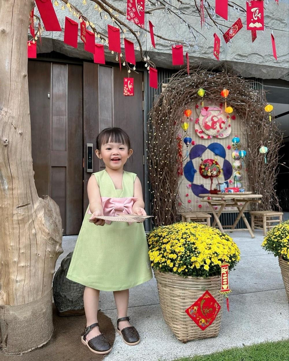 Vợ chồng Cường Đô La trang trí nhà đón Tết như chợ hoa, ái nữ thích ‘sống ảo’ - 4