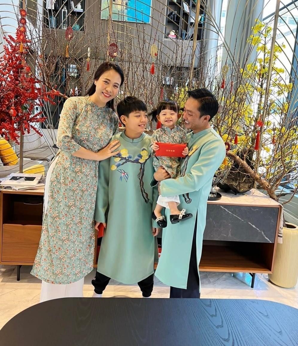 Vợ chồng Cường Đô La trang trí nhà đón Tết như chợ hoa, ái nữ thích ‘sống ảo’ - 3