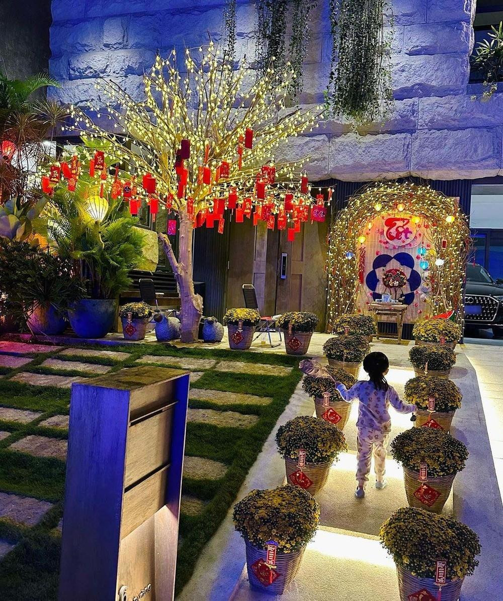 Vợ chồng Cường Đô La trang trí nhà đón Tết như chợ hoa, ái nữ thích ‘sống ảo’ - 2