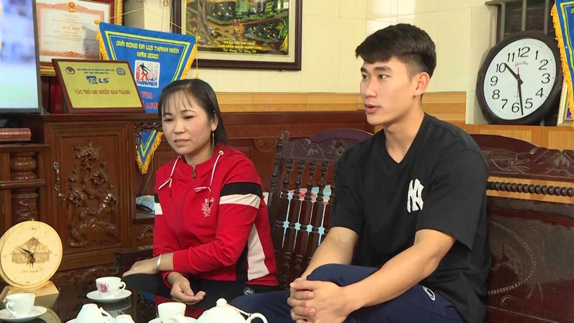 Cầu thủ Nhâm Mạnh Dũng tủi thân khi đi huấn luyện xa nhà, đêm nào cũng khóc - 5