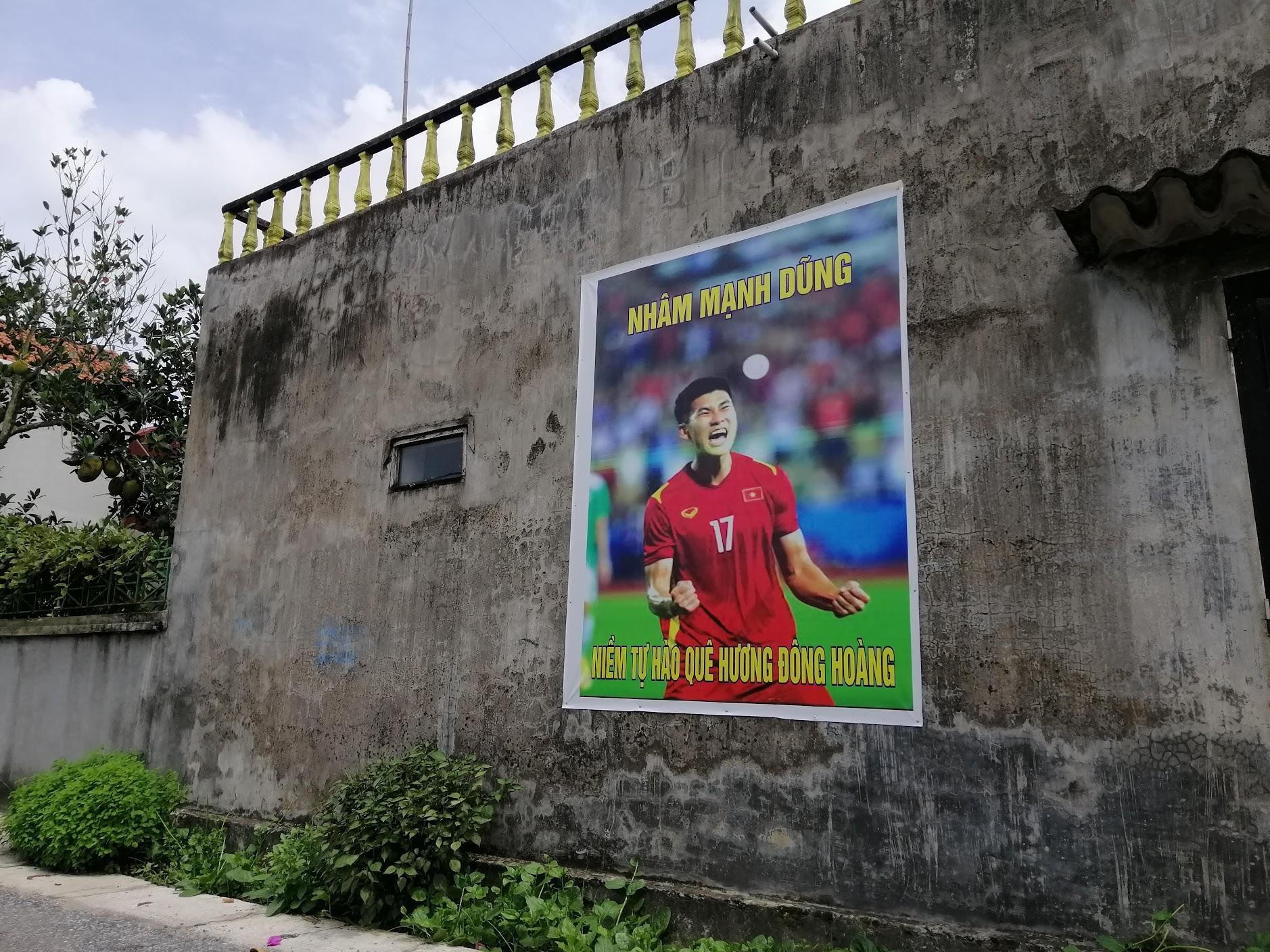 Cầu thủ Nhâm Mạnh Dũng tủi thân khi đi huấn luyện xa nhà, đêm nào cũng khóc - 2