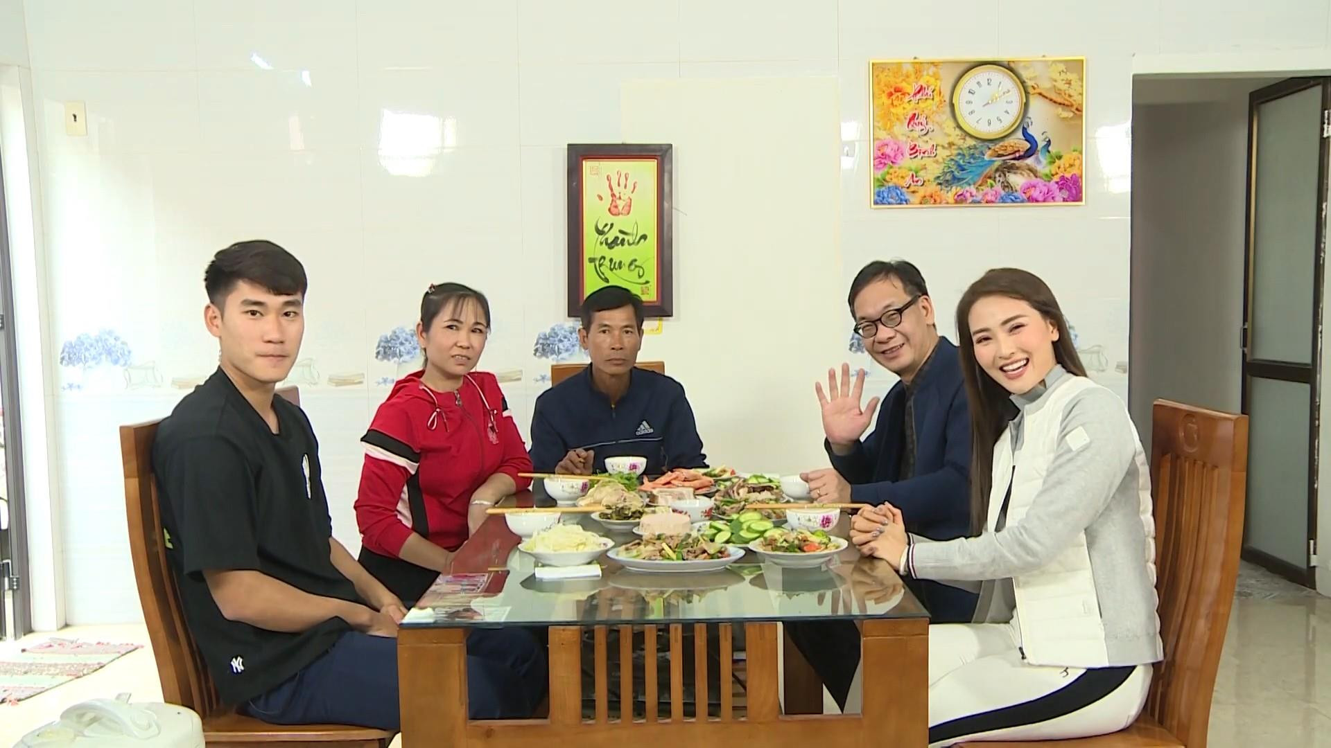 Cầu thủ Nhâm Mạnh Dũng tủi thân khi đi huấn luyện xa nhà, đêm nào cũng khóc - 8