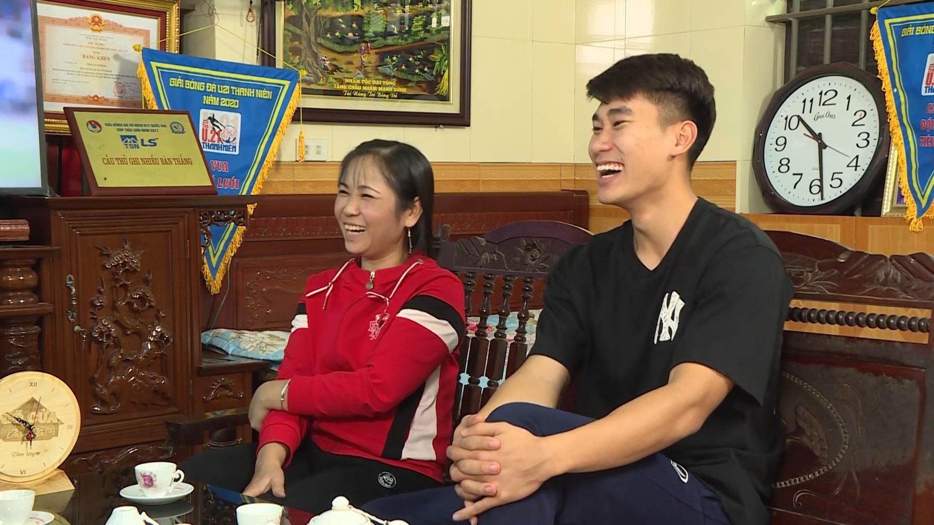 Cầu thủ Nhâm Mạnh Dũng tủi thân khi đi huấn luyện xa nhà, đêm nào cũng khóc - 6