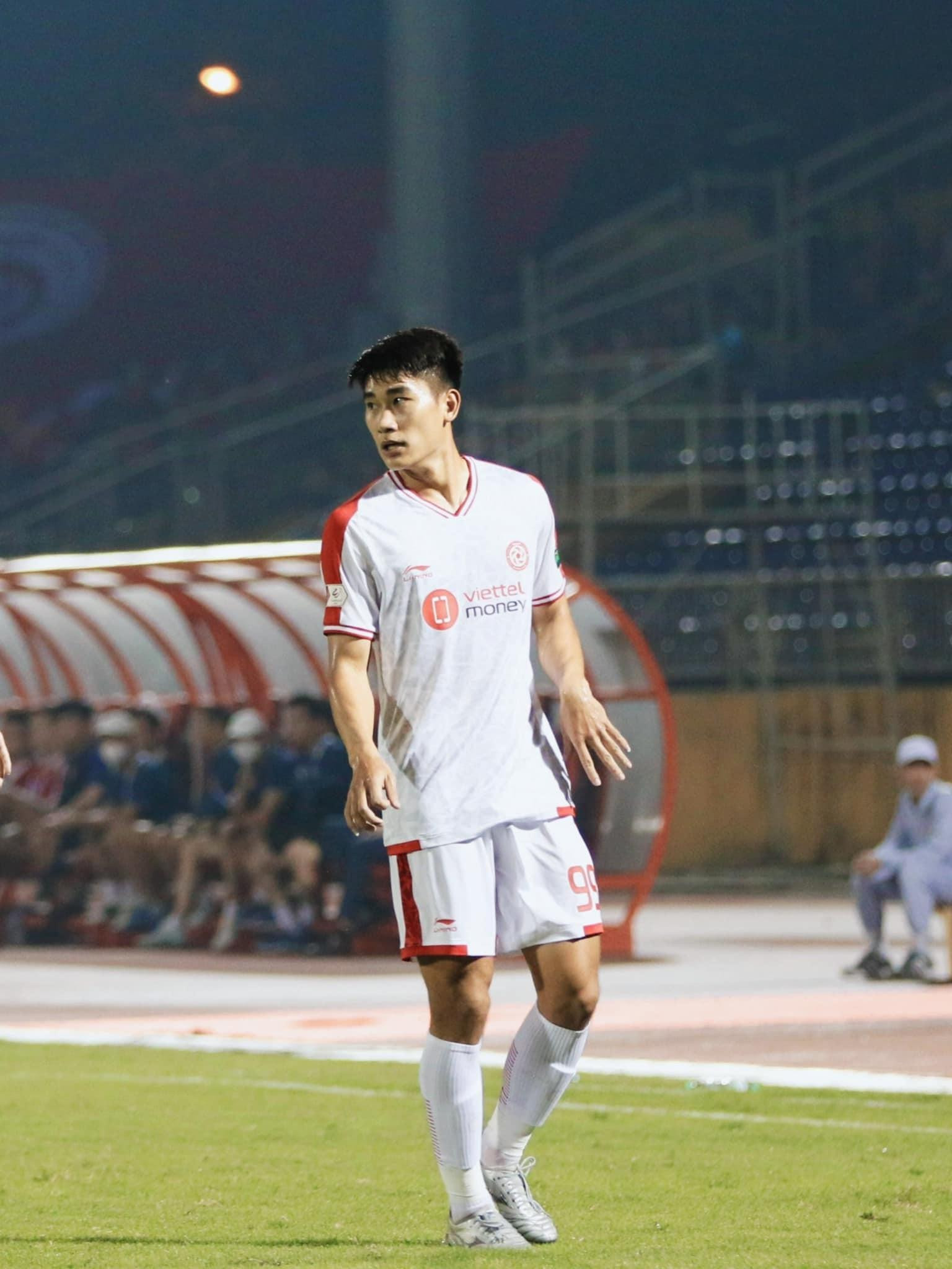 Cầu thủ Nhâm Mạnh Dũng tủi thân khi đi huấn luyện xa nhà, đêm nào cũng khóc - 1