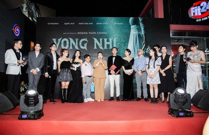 Lê Phương hết 'gái quê', phải 'lột sạch' để vào cảnh nóng trong phim mới - 10