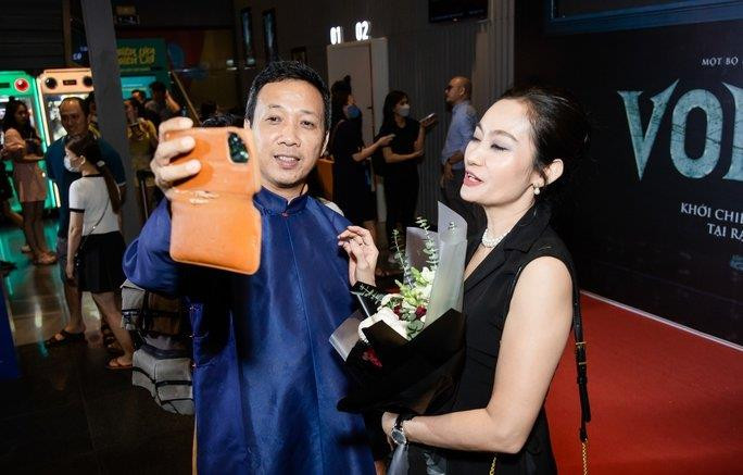 Lê Phương hết 'gái quê', phải 'lột sạch' để vào cảnh nóng trong phim mới - 11