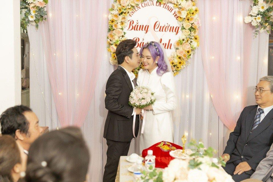 Đám cưới ca sĩ Bằng Cường – Bảo Anh: Cô dâu nổi bật với màu tóc tím - 2