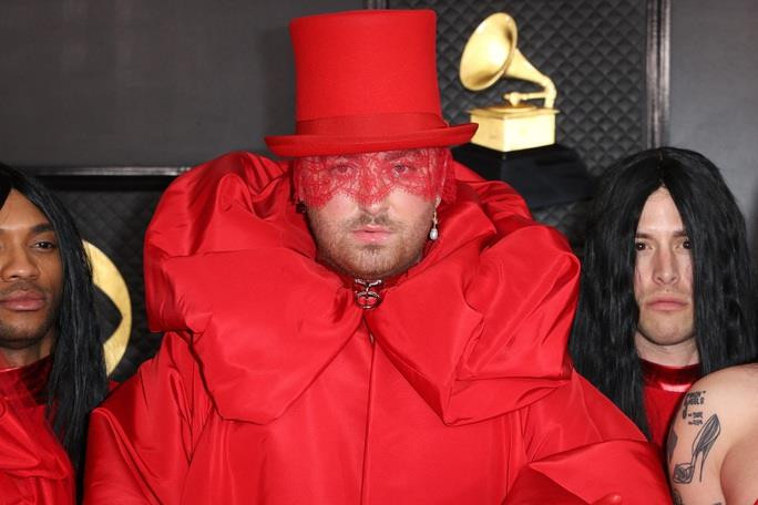 Hết hồn với 'thảm họa' thời trang tại Grammy 2023 - 12