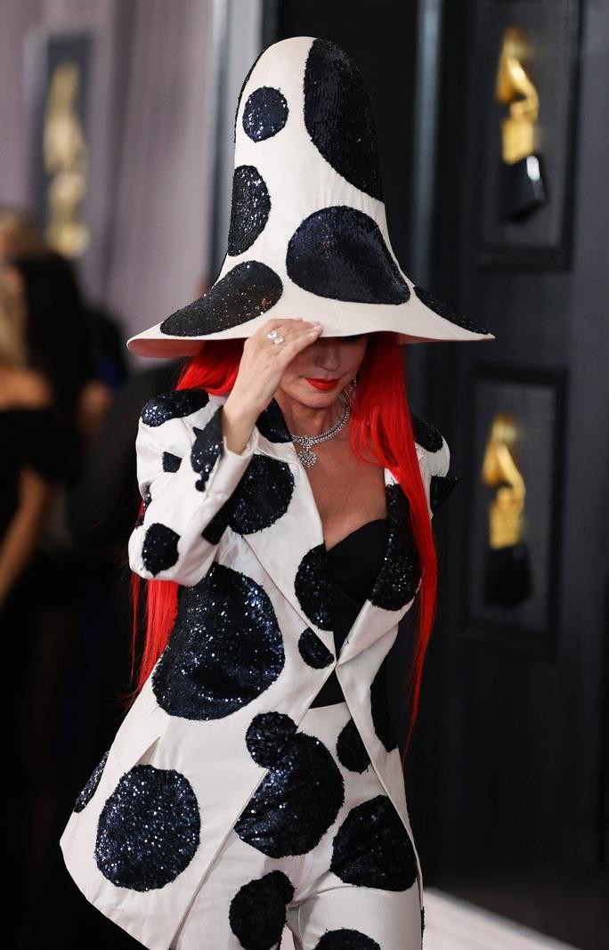 Hết hồn với 'thảm họa' thời trang tại Grammy 2023 - 2