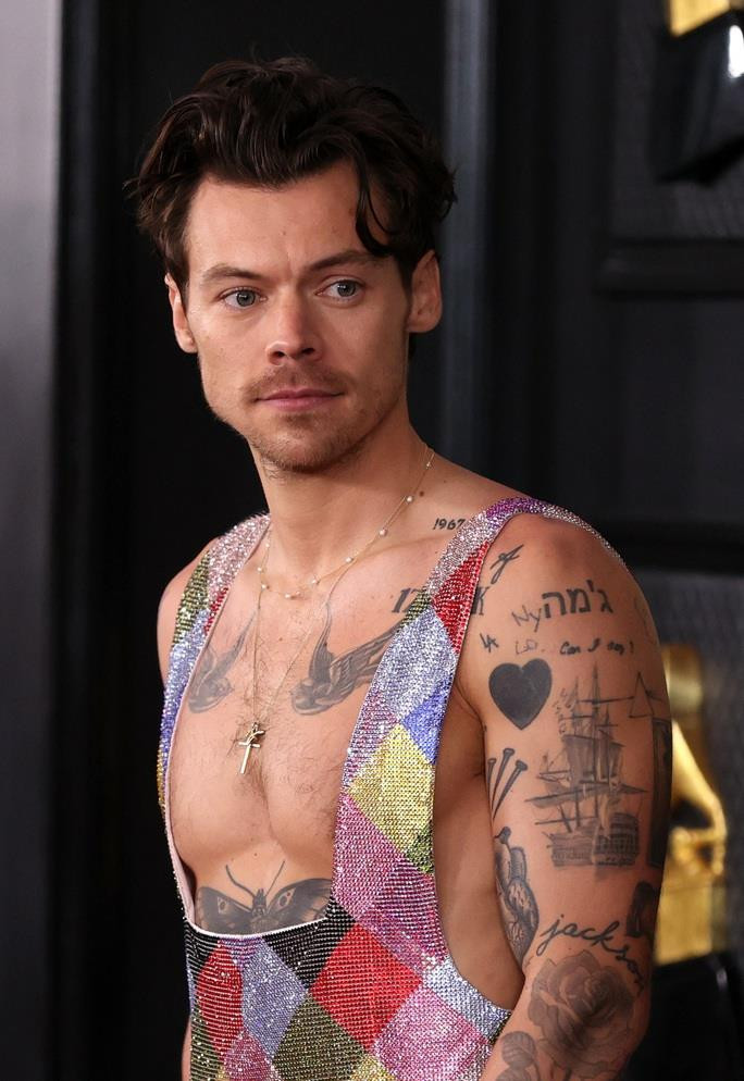 Hết hồn với 'thảm họa' thời trang tại Grammy 2023 - 5