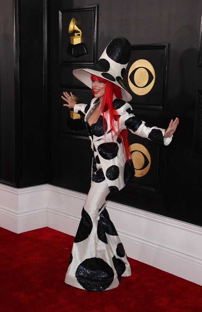 Hết hồn với 'thảm họa' thời trang tại Grammy 2023 - 3