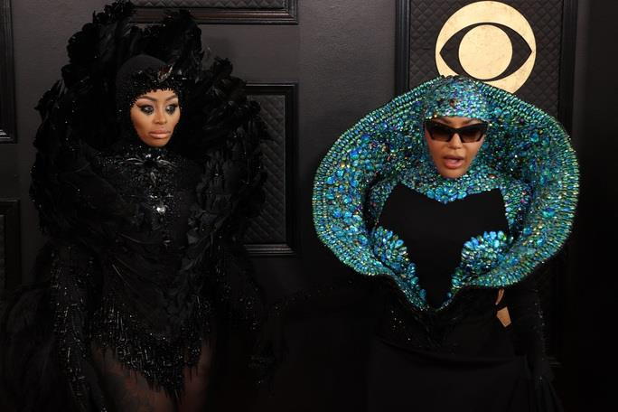 Hết hồn với 'thảm họa' thời trang tại Grammy 2023 - 8