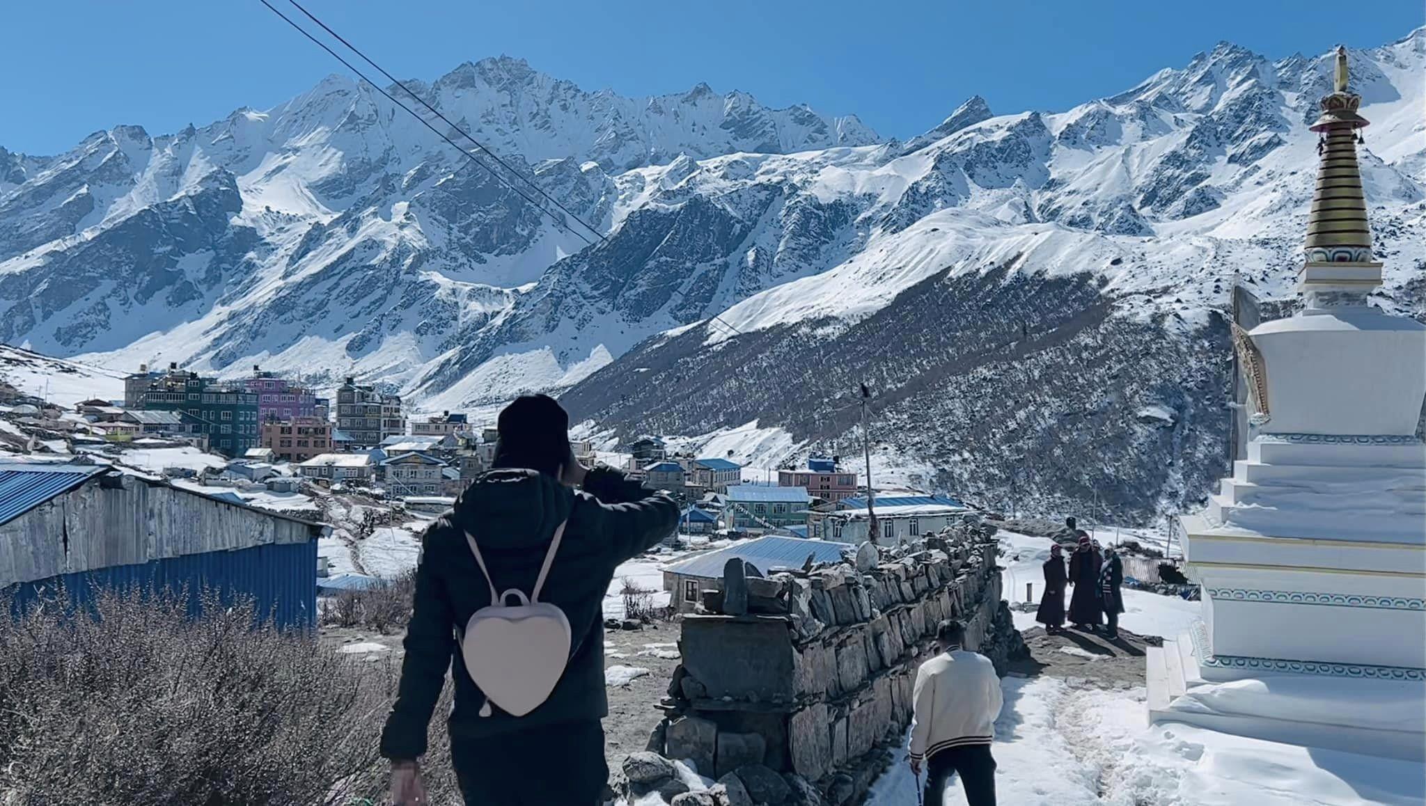 Vợ chồng Công Vinh - Thủy Tiên khoe ảnh lãng mạn trên dãy Himalaya - 7