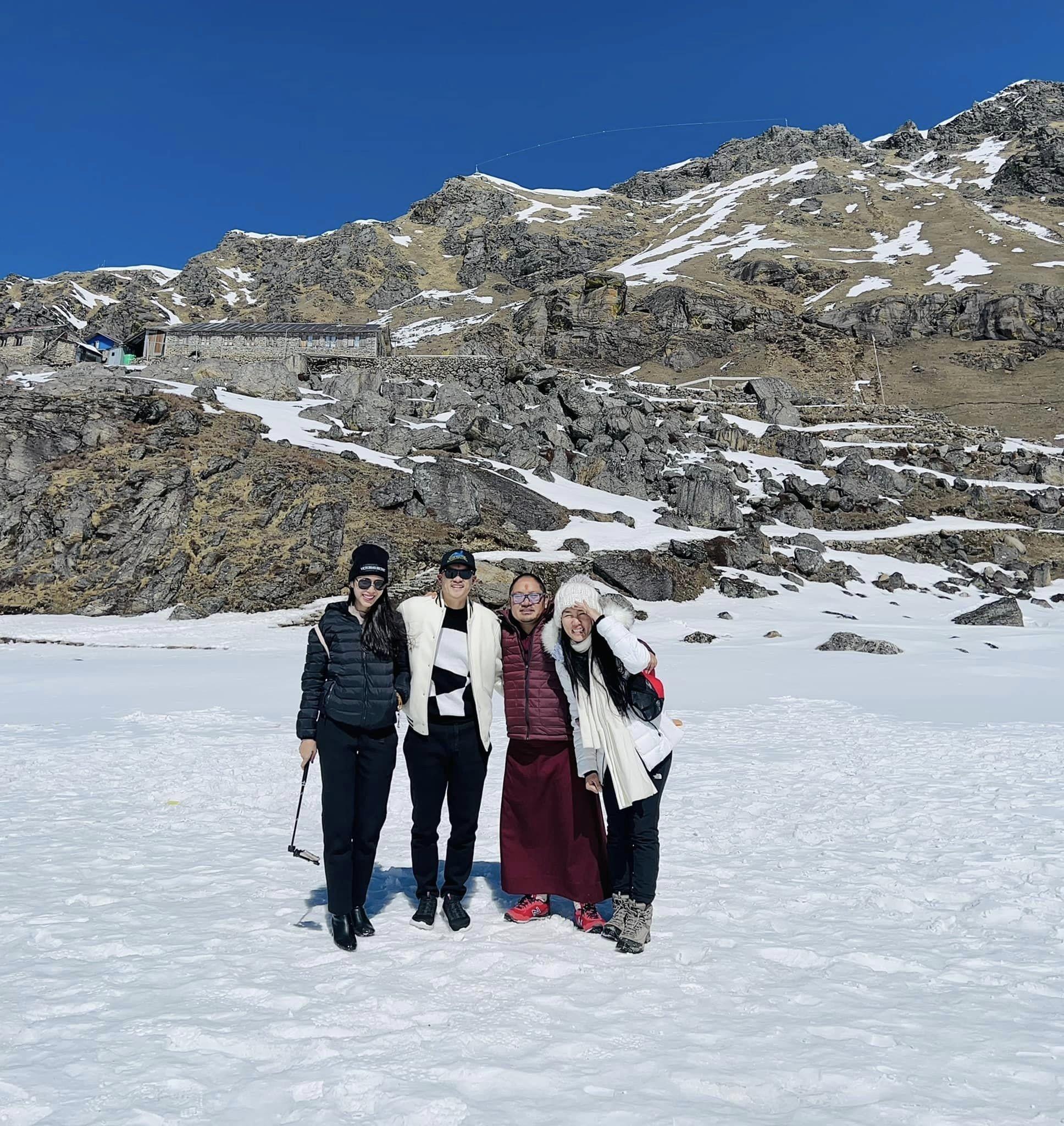 Vợ chồng Công Vinh - Thủy Tiên khoe ảnh lãng mạn trên dãy Himalaya - 6