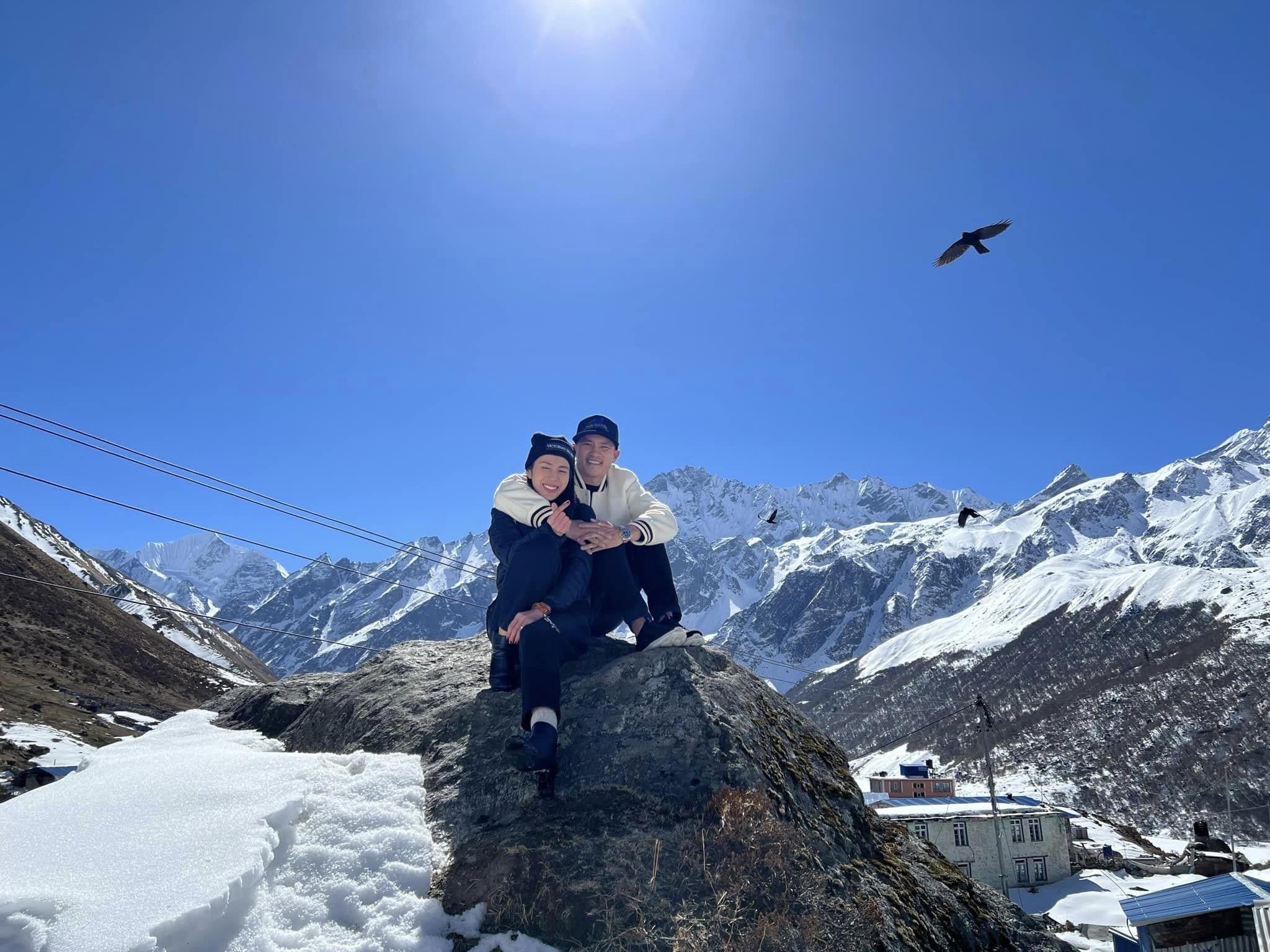 Vợ chồng Công Vinh - Thủy Tiên khoe ảnh lãng mạn trên dãy Himalaya - 4