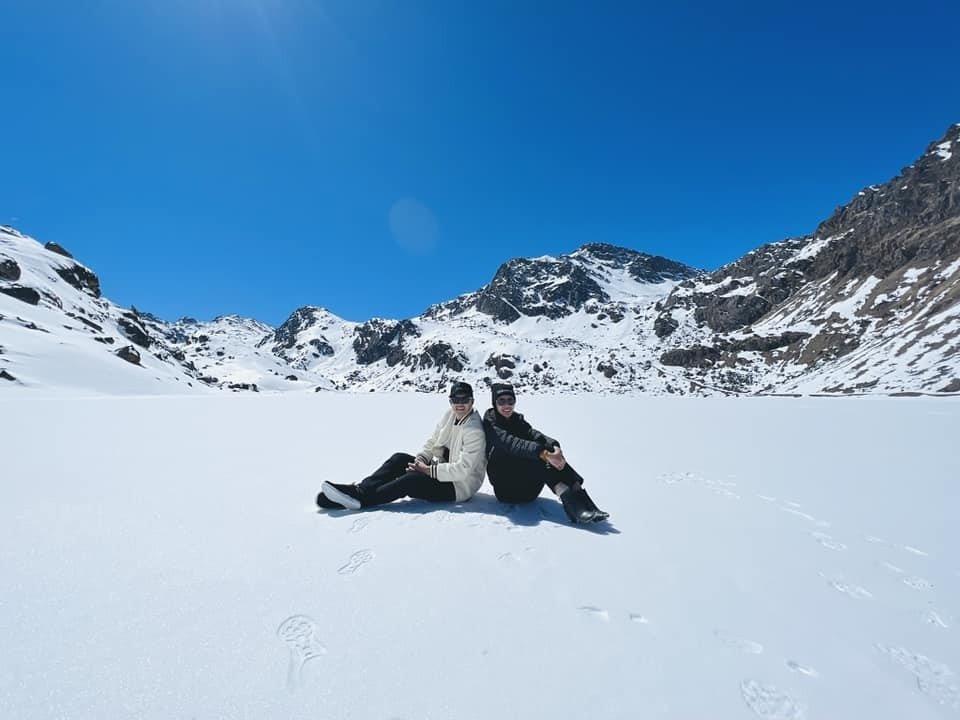 Vợ chồng Công Vinh - Thủy Tiên khoe ảnh lãng mạn trên dãy Himalaya - 8