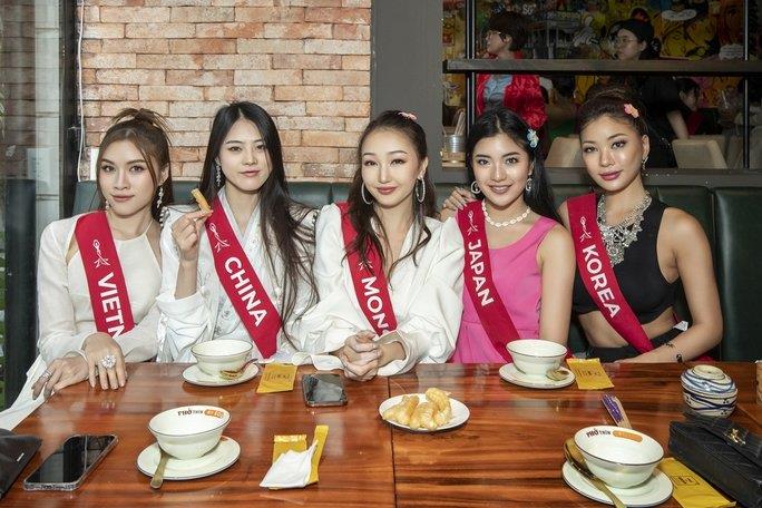 Người đẹp Miss Charm 2023 thích thú với bánh xèo, thịt đông, phở Việt - 7
