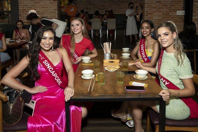 Người đẹp Miss Charm 2023 thích thú với bánh xèo, thịt đông, phở Việt - 8