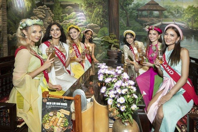 Người đẹp Miss Charm 2023 thích thú với bánh xèo, thịt đông, phở Việt - 2