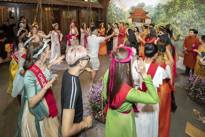 Người đẹp Miss Charm 2023 thích thú với bánh xèo, thịt đông, phở Việt - 4