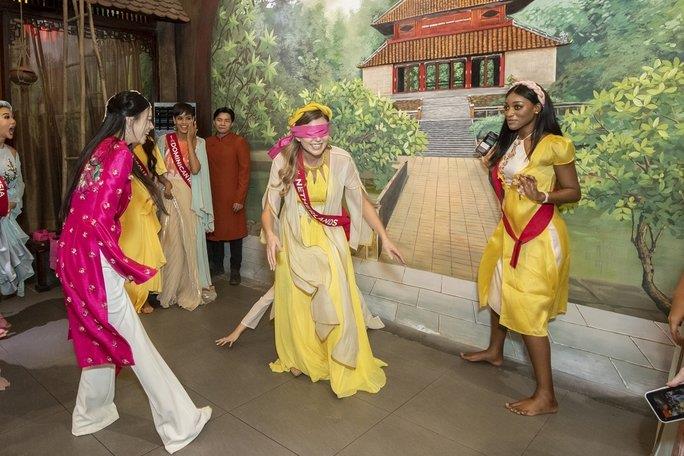 Người đẹp Miss Charm 2023 thích thú với bánh xèo, thịt đông, phở Việt - 3