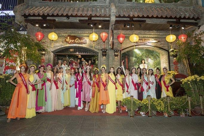 Người đẹp Miss Charm 2023 thích thú với bánh xèo, thịt đông, phở Việt - 1