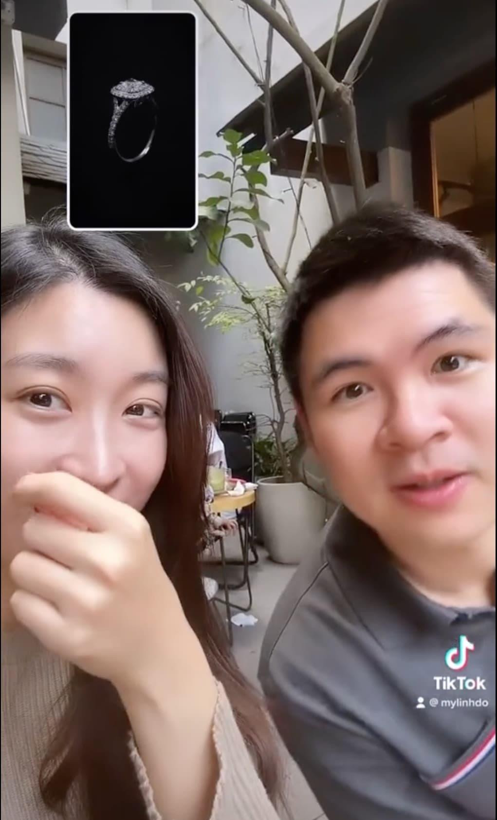 Chồng Hoa hậu Đỗ Mỹ Linh ngơ ngác khi vợ ‘chọn quà Valentine’ - 1