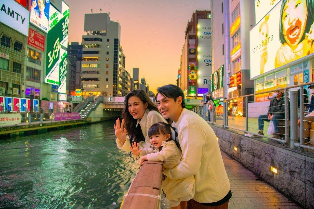 Vợ chồng Đông Nhi kỷ niệm 14 năm yêu nhau cùng con gái ở Nhật Bản - 3