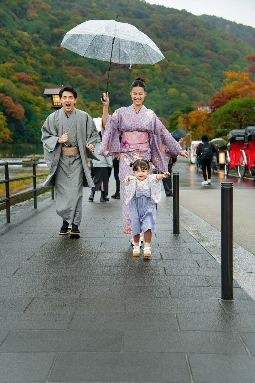 Vợ chồng Đông Nhi kỷ niệm 14 năm yêu nhau cùng con gái ở Nhật Bản - 4