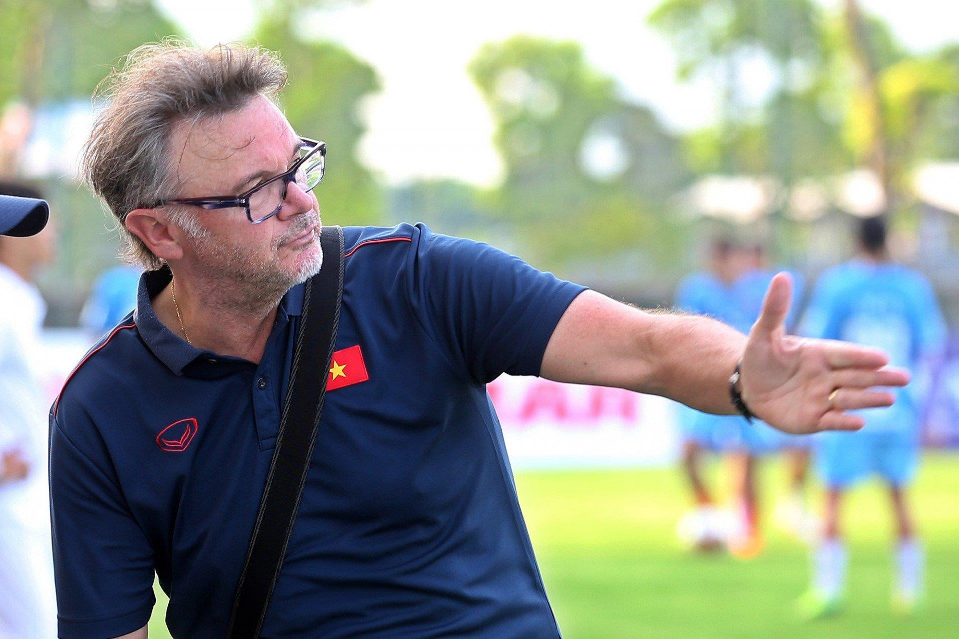 Hành động bất ngờ đầu tiên của tân HLV trưởng ĐTQG Việt Nam sau khi nhậm chức - 2